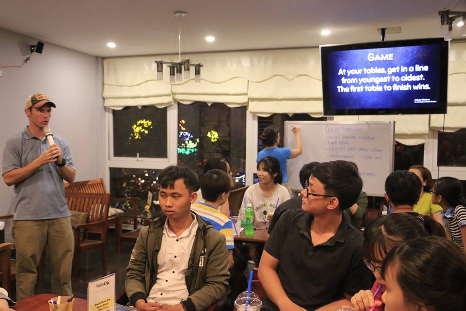 Câu lạc bộ tiếng Anh Vision English Cafe